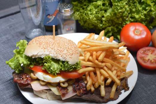 Burger mit Pommes von Pizza Werk frisch zubereitet und serviert auf einem Teller