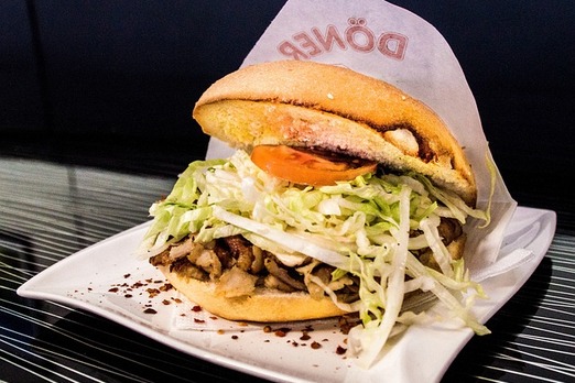 Kebap mit Fleisch, Salat und Sauce von Pizza Werk frisch serviert auf einem Teller