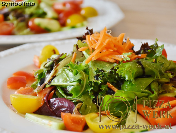 Frische Salatauswahl mit Zutaten und Dressing nach Wahl