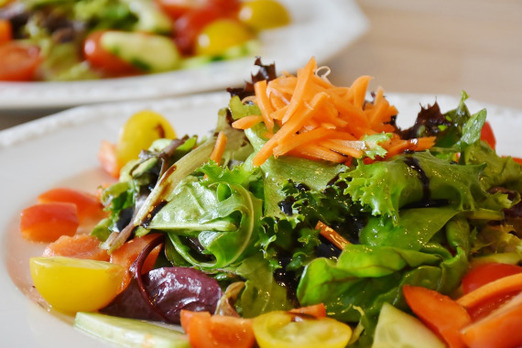 Frischer gemischter Salat mit Gemüse von Pizza Werk auf einem Teller